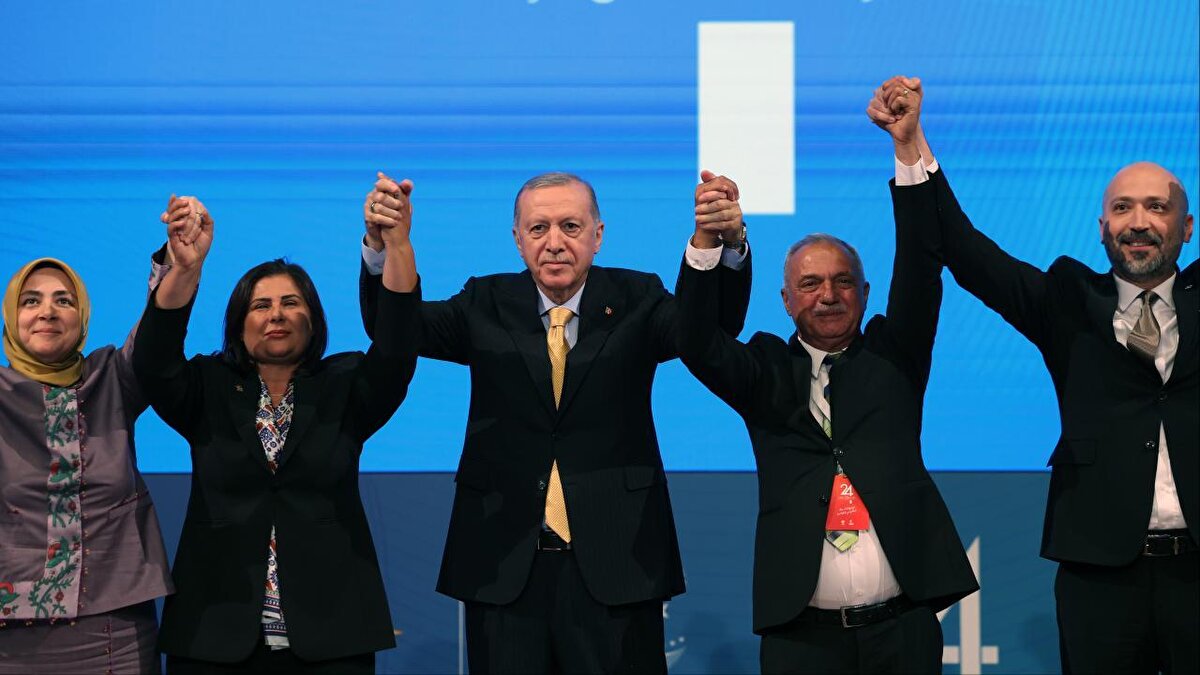 Gazeteci Sinan Burhan, TV100’de katıldığı programda dikkat çeken bir kulis bilgisini paylaştı.<br>Burhan, 15 Eylül sonrası Ankara’dan 3, Konya’dan 4 ve Samsun’dan 1 ilçe belediye başkanının daha AK Parti’ye geçeceğini öne sürdü.