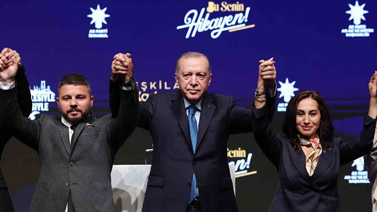 Türk siyasi tarihi son yılların en hareketli transfer dönemlerinden birini yaşıyor.<br>Aydın Büyükşehir Belediye Başkanı Özlem Çerçioğlu’nun parti değiştirmesiyle başlayan süreç, son olarak Beykoz Belediye Başkan Vekili Özlem Vural Gürzel’in AK Parti’ye katılmasıyla devam etti.