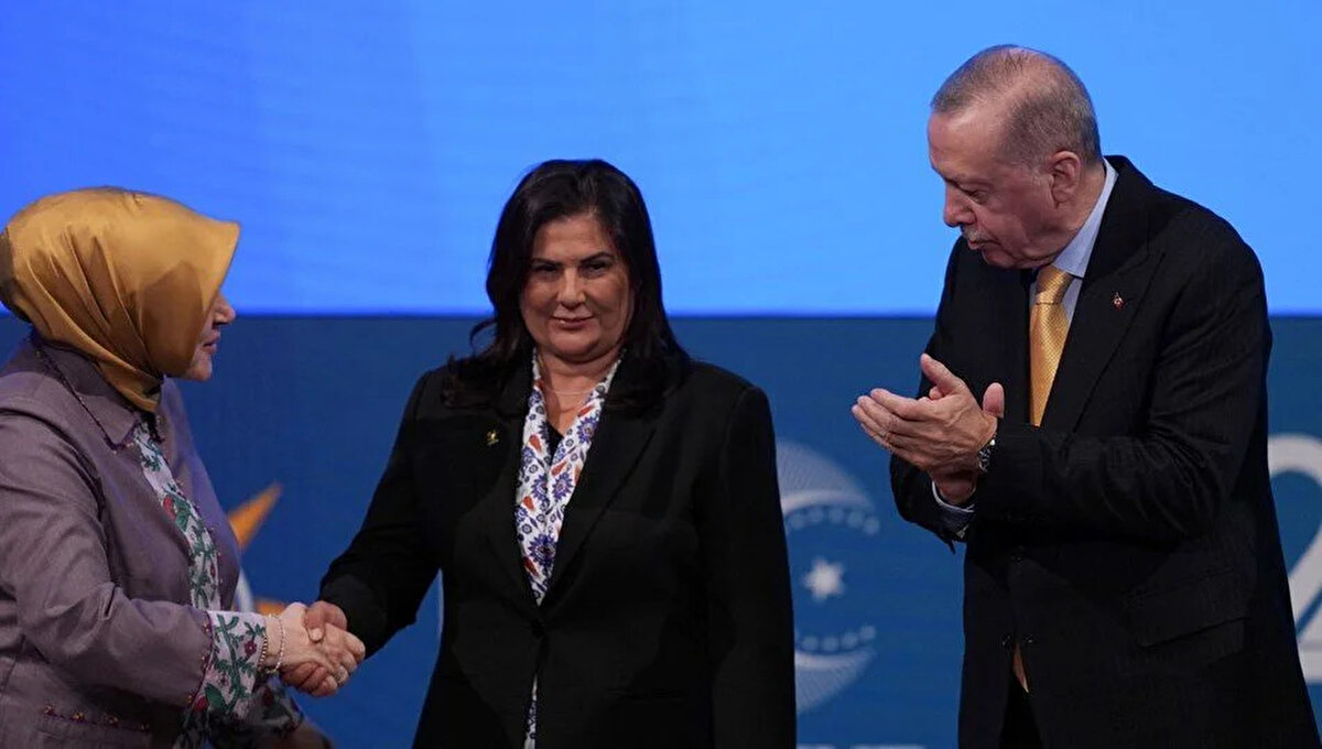 Çerçioğlu’yla başlayan ve Gürzel’in rozet töreniyle ivme kazanan süreç, önümüzdeki günlerde daha çok belediye başkanının yönünü AK Parti’ye çevirmesiyle devam edebilir.<br>