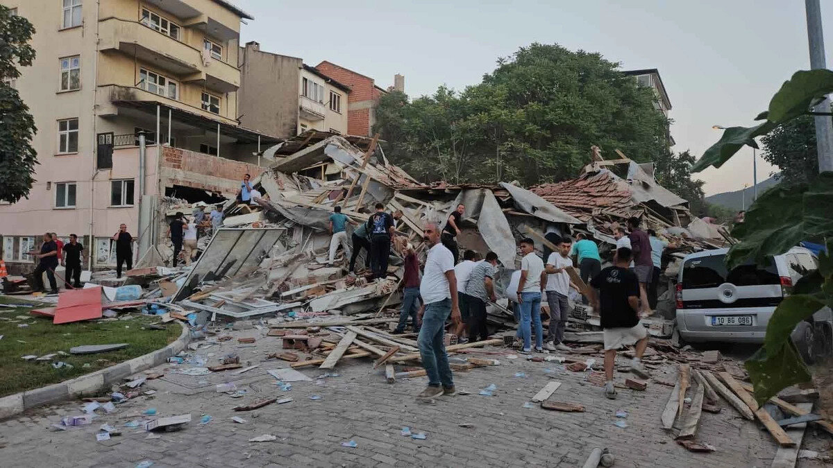 “Artçılar biraz daha büyük hissedilebilir”<br><br>Üşümezsoy, artçıların zaman zaman daha güçlü hissedilmesinin doğal olduğuna dikkat çekerek şunları kaydetti:<br><br>“Sındırgı’nın güneyindeki dağ içinde, ana faya paralel olan ikincil faylar var. Biz bunlara ‘küreme’ dediğimiz, birbirine paralel ikincil paylar diyoruz. Bu faylarda yaşanan depremler artçıların biraz daha büyük çıkmasına neden oluyor. Diyelim ki beşlik depremler şeklinde hissedildi. Ancak bu da Sındırgı için bir risk oluşturmuyor.”