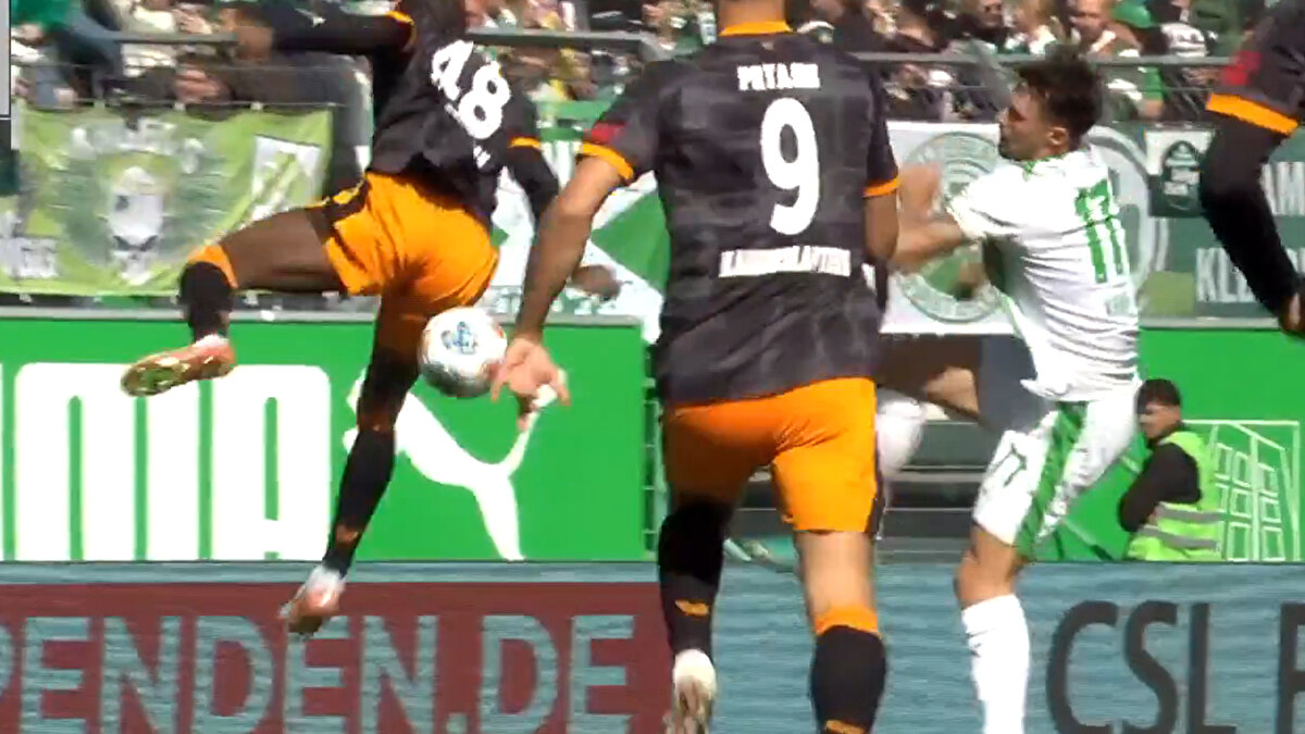 2000 yılında Rochdale formasını giyen Todd, bir karşılaşmanın başında, başlama düdüğünü çok şiddetli bir şekilde çalan hakeme küfür etti. Bunun sonucunda da 2. saniyede oyundan atıldı.