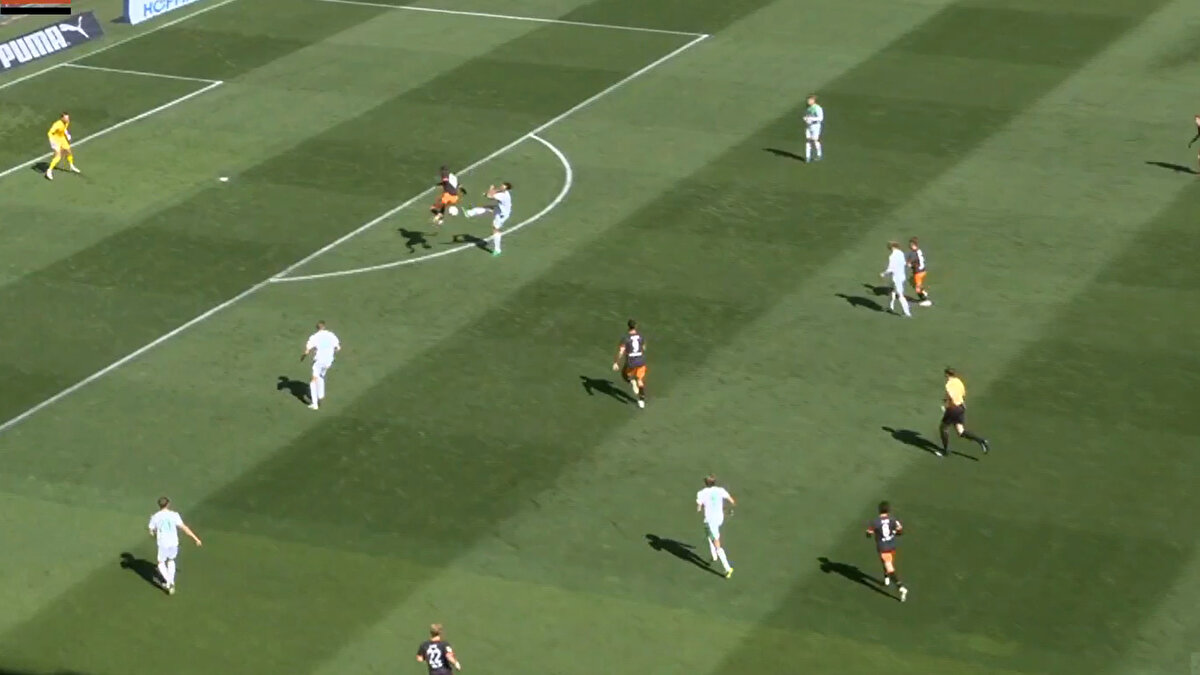 Greuther Fürth’ün genç savunmacısı Noah König, topu uzaklaştırmak isterken rakibine sert bir müdahalede bulundu. Hakem pozisyonu tereddütsüz kırmızı kartla cezalandırınca König, oyundan ihraç edildi.