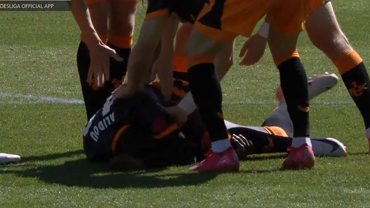 Futbol tarihinin en hızlı kırmızı kartı kimde?<br><br>Premier Lig'de 1 sezon forma giyen Lee Todd Lee Todd futbol tarihinin en erken kırmızı kartını görmekle kalmadı, belki de en tuhaf sebepten dolayı atılan oyuncu da oldu.