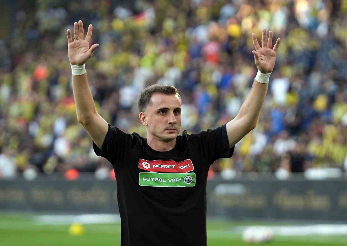 KEREM VE EDERSON İLK 11'DE BAŞLADI<br><br>Fenerbahçe'de yeni transferler Kerem Aktürkoğlu ve kaleci Ederson maça ilk 11'de başladı.