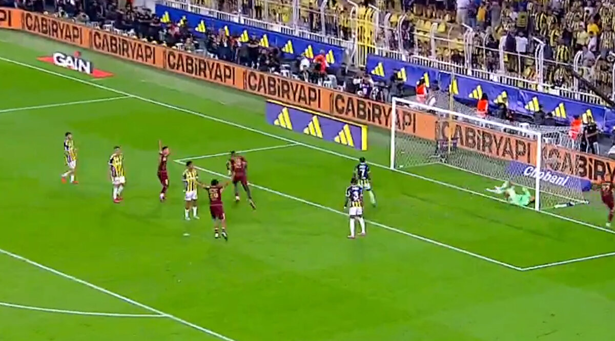 ONUACHU'NUN GOLÜ İPTAL EDİLDİ<br><br>Karşılaşmanın ilk yarısında tartışmalara sebep olan bir pozisyon yaşandı. Trabzonspor, 11. dakikada golcüsü Onuachu'nun attığı kafa golüyle 1-0 öne geçti.