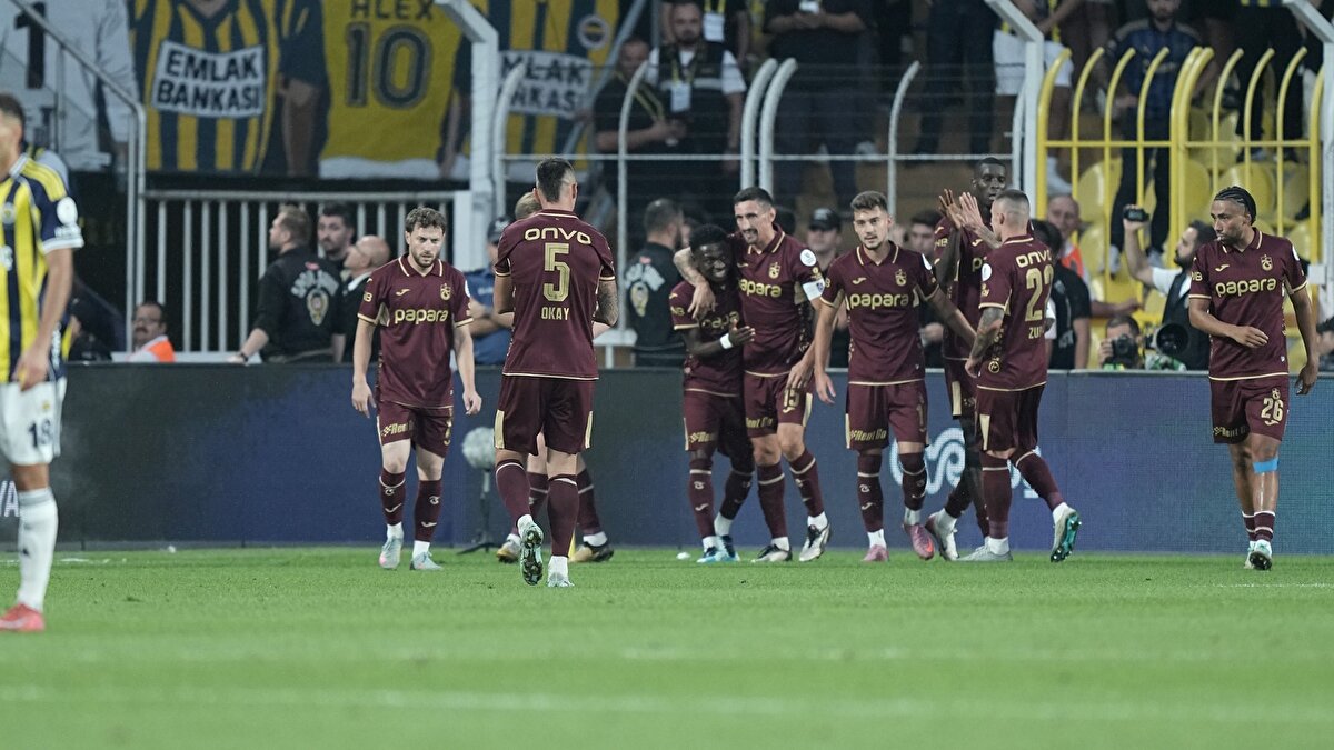 TARAFTARDAN HAKEME TEPKİ<br><br>Bu kararın ardından Trabzonspor taraftarı sosyal medyadan verilen karara büyük tepki gösterdi.