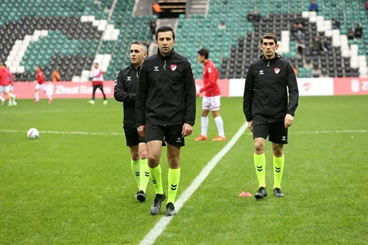 Fenerbahçe - Trabzonspor maçına VAR hakemi olarak atanan Davut Dakul Çelik'in kariyerinde Süper Lig maçı bulunmuyor. Trabzonspor taraftarı, VAR hakemi Davut Dakul Çelik'e sosyal medyada büyük tepki gösterdi.