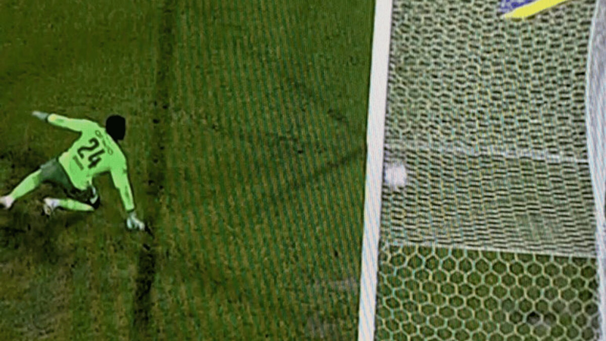 Szymanski'nin ceza sahası sağından çektiği şut, kaleci Onana tarafından sağ tarafa uzanarak kurtarıldı. Seken topu önünde bulan En Nesyri, bekletmeden vuruşunu yaptı, top üst direkten kale çizgisine çarptıktan sonra Onana kontrol etti.