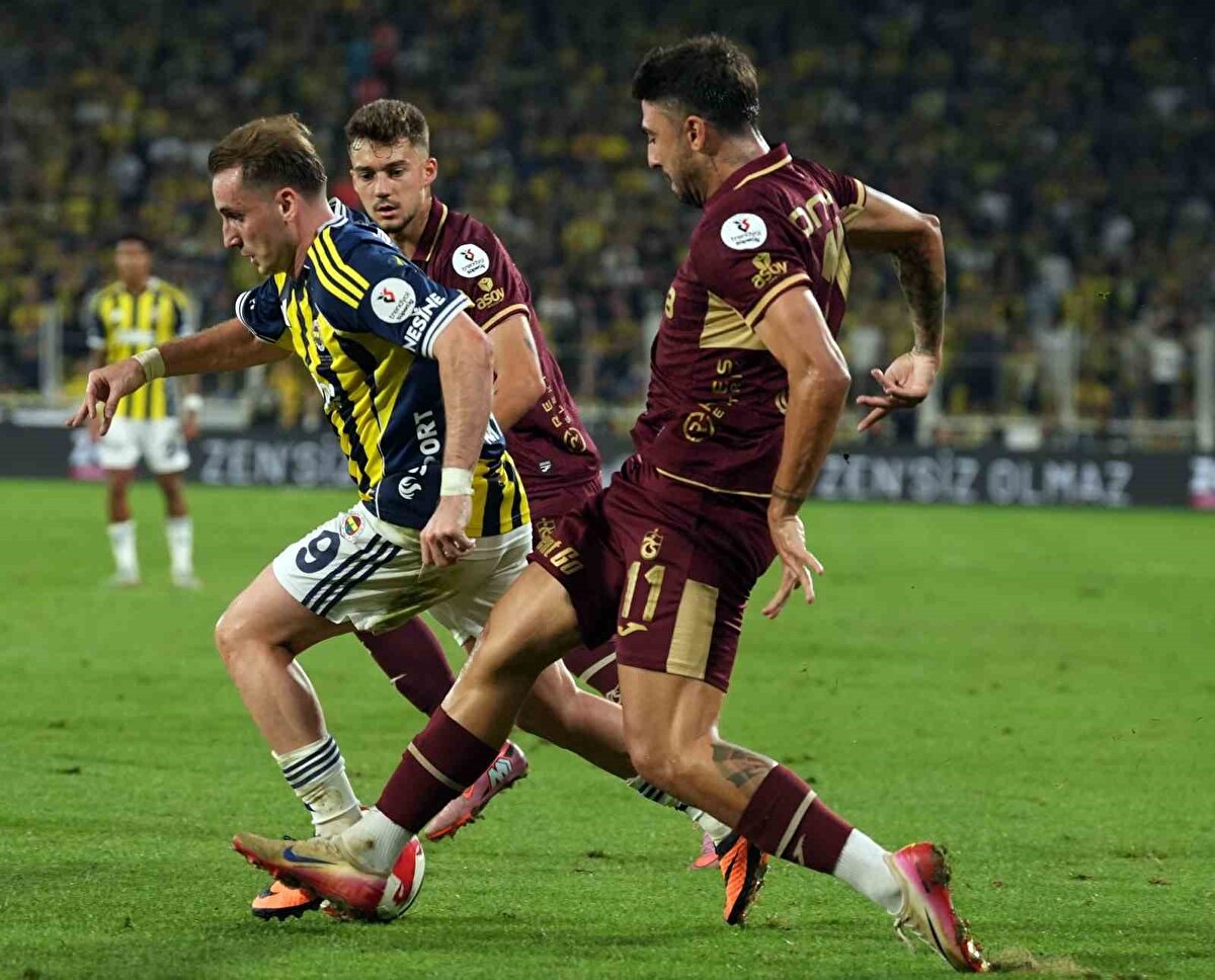 FENERBAHÇE TEK GOLLE 3 PUANI ALDI<br><br>Karşılaşmanın ikinci yarısında net pozisyonlar olsa da gol sesi çıkmadı ve Fenerbahçe, 10 kişi kalan Trabzonspor karşısında En-Nesyri'nin 45. dakikada attığı golle sahadan 1-0 galip ayrıldı. <br>