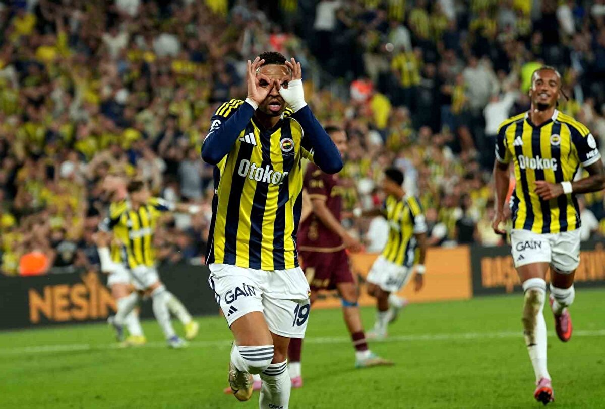 EN-NESYRI GOL PERDESİNİ AÇTI<br><br>Fenerbahçe, 10 kişi kalan rakibi karşısında ataklarını sıklaştırdı. Sarı-lacivertli takımda 45. dakikada En-Nesyri'nin golüyle ilk yarıyı 1-0 önde kapattı. <br><br><br>