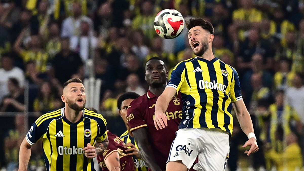 Fenerbahçe-Trabzonspor derbisinin devre arasında futbol yorumcusu Erman Toroğlu, Trabzonspor’un VAR’dan iptal edilen golüne sert tepki gösterdi. Toroğlu, pozisyonla ilgili olarak, “Trabzonspor’un golü buz gibi gol, hiçbir şey yok” ifadelerini kullandı.
