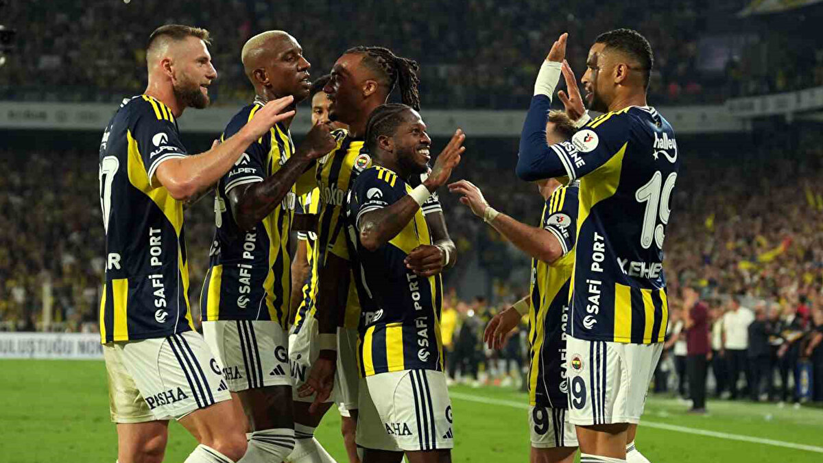 Türkiye'de hakemler hakkında konuşan Toroğlu, “Türkiye’de VAR hakemliği yapabilecek kapasitede bir hakem yok. Hakemden bahsetmiyorum. Ben albayım, teğmen bana yol gösterecek… Sen kimsin ya! Bu VAR’larla bu sezonu bitiremezsiniz, yabancı VAR getirin.” dedi. 