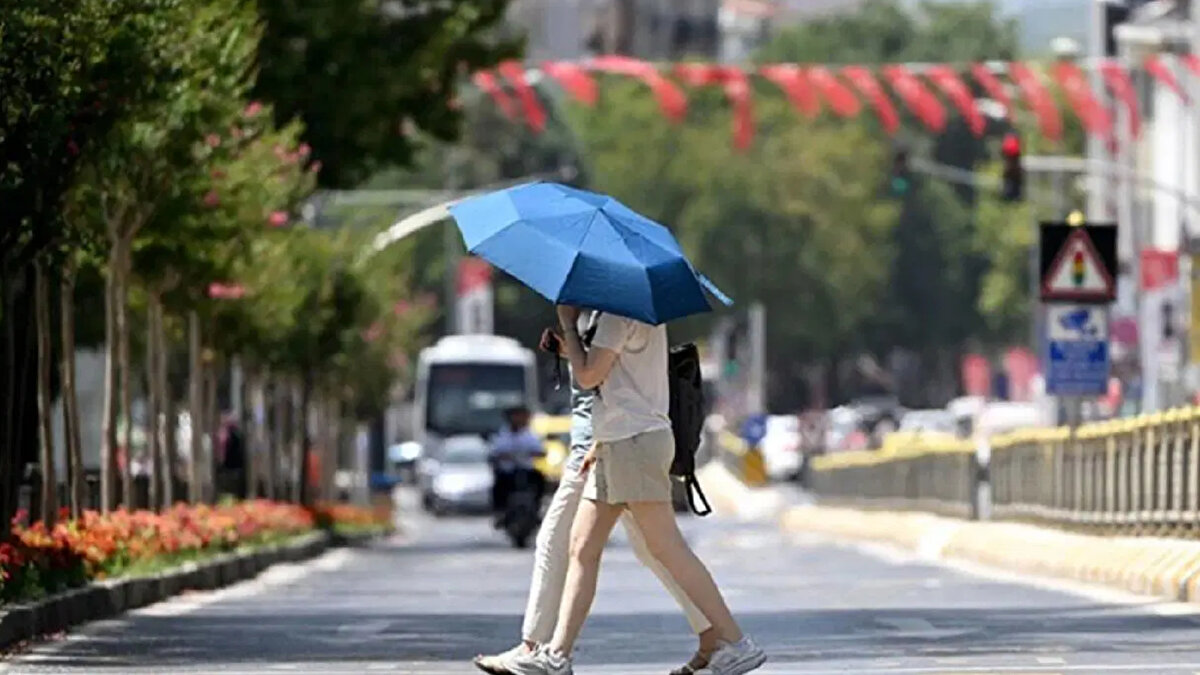 Akdeniz<br>Genel olarak az bulutlu ve açık bir hava bekleniyor.<br><br>Adana: 36°C, az bulutlu ve açık<br><br>Antalya: 33°C, az bulutlu ve açık<br><br>Burdur: 34°C, az bulutlu ve açık<br><br>Hatay: 33°C, az bulutlu ve açık<br><br>İç Anadolu<br>Bölgenin geneli az bulutlu ve açık geçecek.<br><br>Ankara: 29°C, az bulutlu ve açık<br><br>Çankırı: 28°C, az bulutlu ve açık<br><br>Eskişehir: 29°C, az bulutlu ve açık<br><br>Konya: 29°C, az bulutlu ve açık