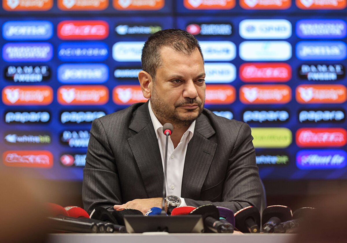 Hakem kararlarına sert tepki gösteren Doğan, "Herkes rahatsız ama çözülmüyor. Ekrana bir görüntü geliyor, maç içerisinde iki görüntü var ama ekrana bir görüntü geliyor. Çok değişik, kasıt var!" şeklinde konuştu.