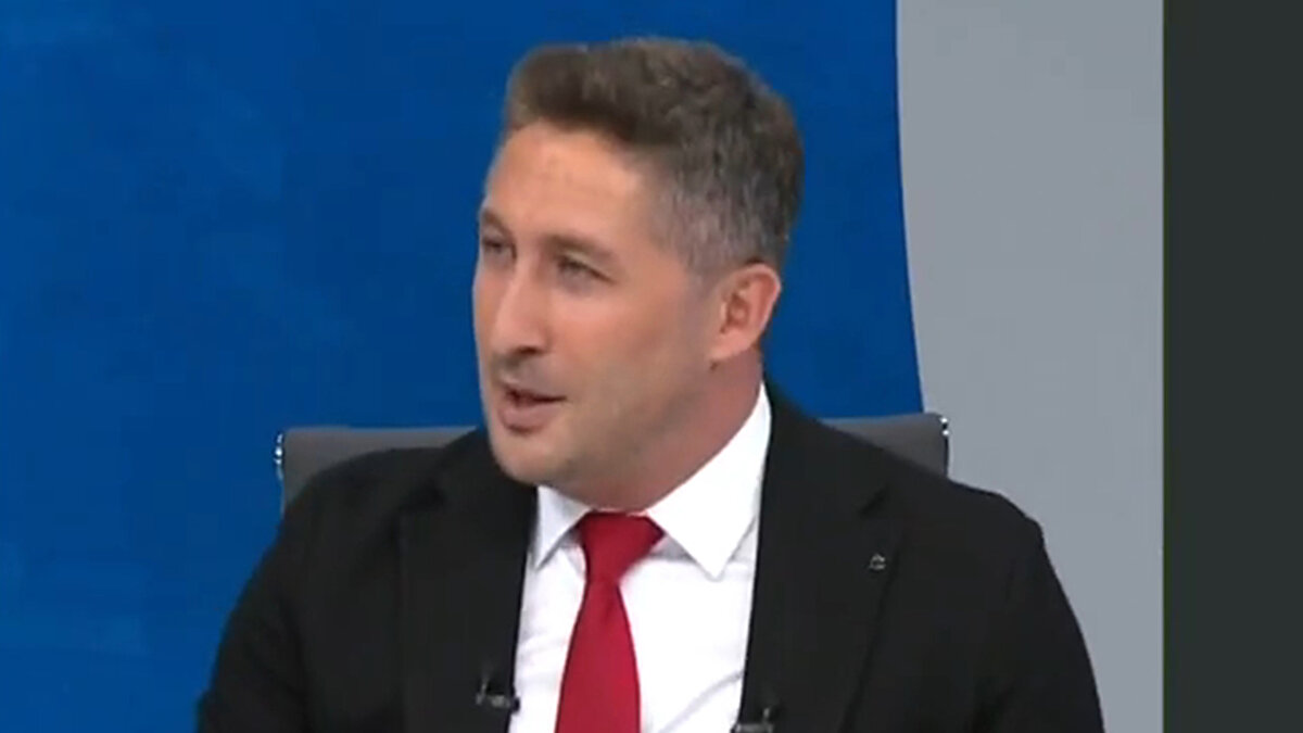 Sarıoğlu, "Hocamızın oyun sistemine yansıtmaya çalıştık, ama neydi bu kadar durağan oynayan, ağır hareket eden, pas trafiğini düşük tempoda yapan plan? Bugün Fenerbahçe adına tek sevindirici olan 3 puandı. Oyun olarak beğenmedim" ifadelerini kullandı.