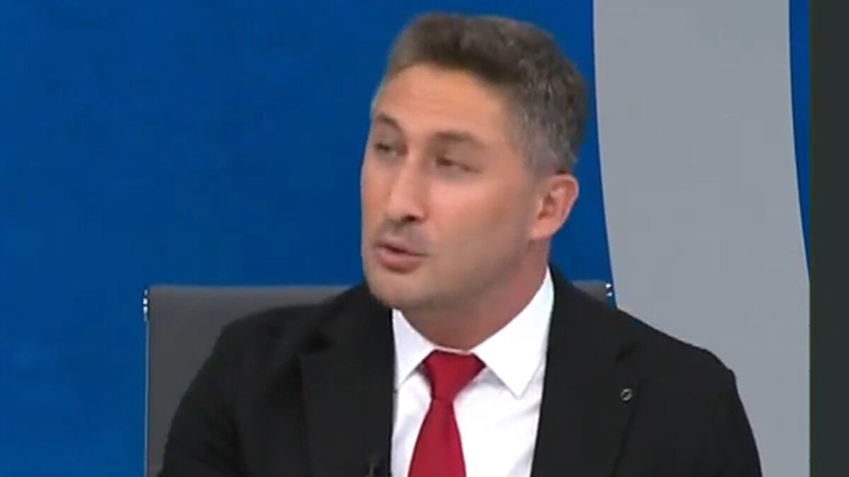 Fenerbahçe’nin ilk 20 dakikada topla daha fazla oynadığını ancak takım halinde bir organize görüntü çizmediğini belirten Sarıoğlu, "Yan paslarla düşük tempoda oynamak yeterli değil. Önemli olan etkili pas yapmak, hareketli olmak, tempoyu arttırmak" dedi.