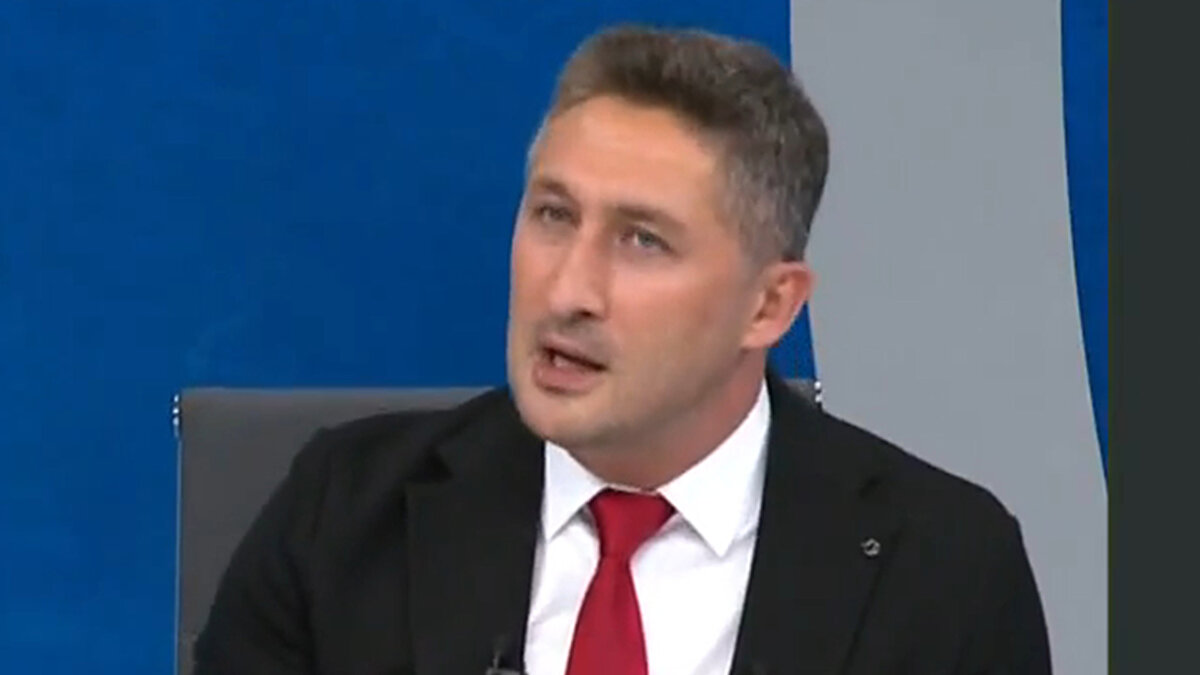 Sarıoğlu, futbolcuların yeni hocaya kendilerini göstermek adına daha istekli ve tempolu oynaması gerektiğini de vurguladı. Orta sahada yapılan hatalı hamlelerin oyunu etkilediğine değinen yorumcu, Trabzonspor’un 10 kişi kalmasına rağmen iyi mücadele ettiğini ifade etti.