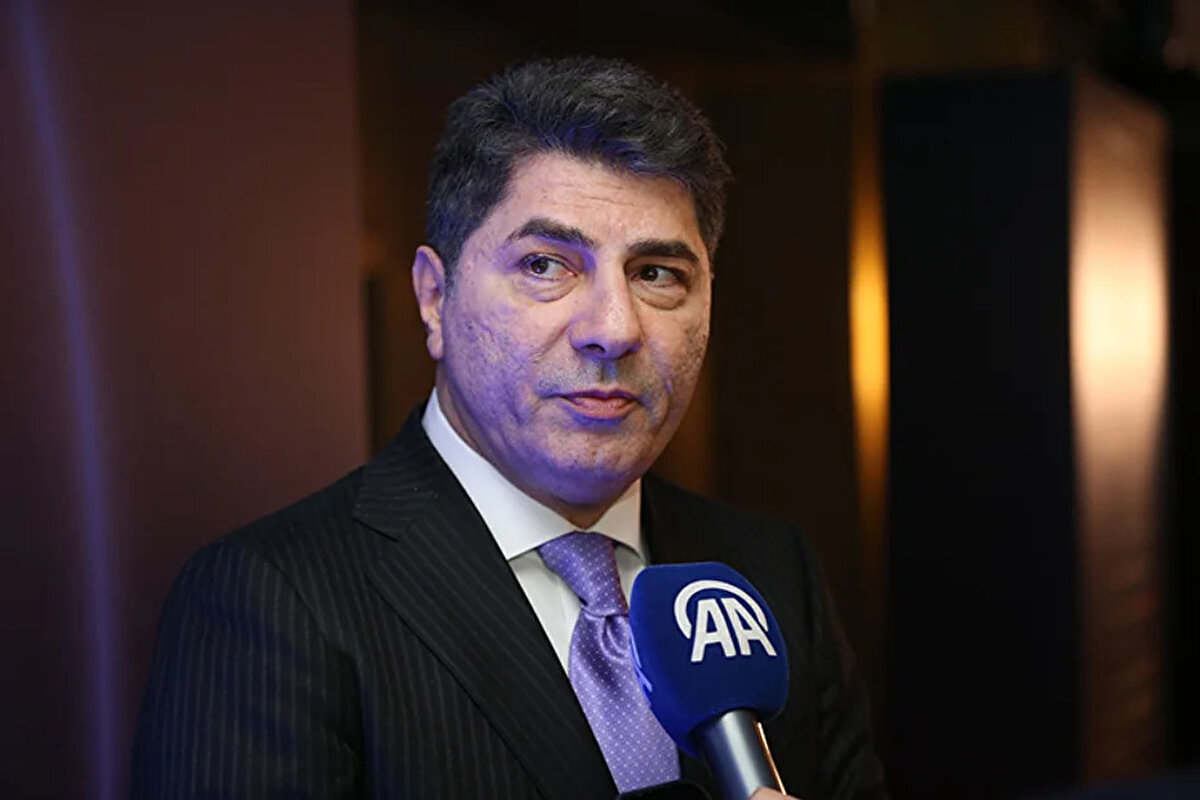 Fenerbahçe'nin yöneticilerinden Hakan Safi, Beyaz TV'ye açıklamalarda bulundu. Safi, taraftarın beklentisinin olduğu 8 numara transferinin yapılmamasıyla ilgili konuştu. Hakan Safi'nin açıklamaları şöyle:<br>