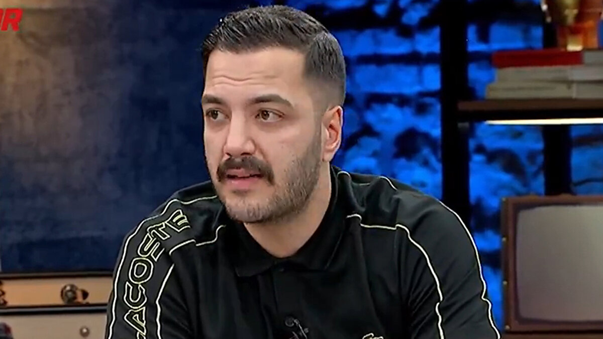 Sosyal medyada çıkan koltuk değneği ve sakatlık söylentilerine de değinen Sabuncuoğlu, "Maça geldiğinde etrafında koltuk değneği yoktu, normal şekilde duruyordu. Bu bir sakatlık ya da ameliyat durumu değil" dedi. 