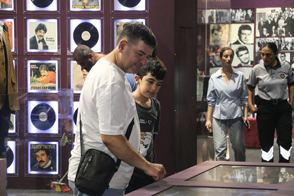 Adana Valisi Yavuz Selim Köşger, Elif Su Uludağ Mahallesi'ndeki müzenin açılış töreninde, Ferdi Tayfur'un Adana'nın yetiştirdiği önemli isimlerden biri olduğunu söyledi.<br><br>Ferdi Tayfur'un sanatının zirvesindeyken bile mütevazı olduğunu ifade eden Vali Köşger, "Ferdi Tayfur Müzesi'nde Adana'nın yetiştirdiği tüm sanatçılara yer verilmiş. Bu konsepti uygulayan arkadaşlarımızı da ayrıca tebrik ederim. Marifet iltifata tabidir. Siz marifete iltifat ederseniz, değer ve kıymet verirseniz ardında daha iyileri ve güzelleri gelir." diye konuştu.