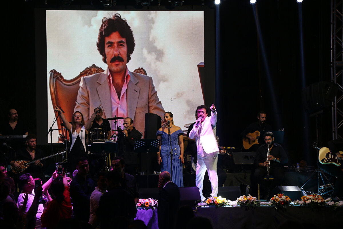 Törenin ardından Ahmet Selçuk İlhan konser verdi.