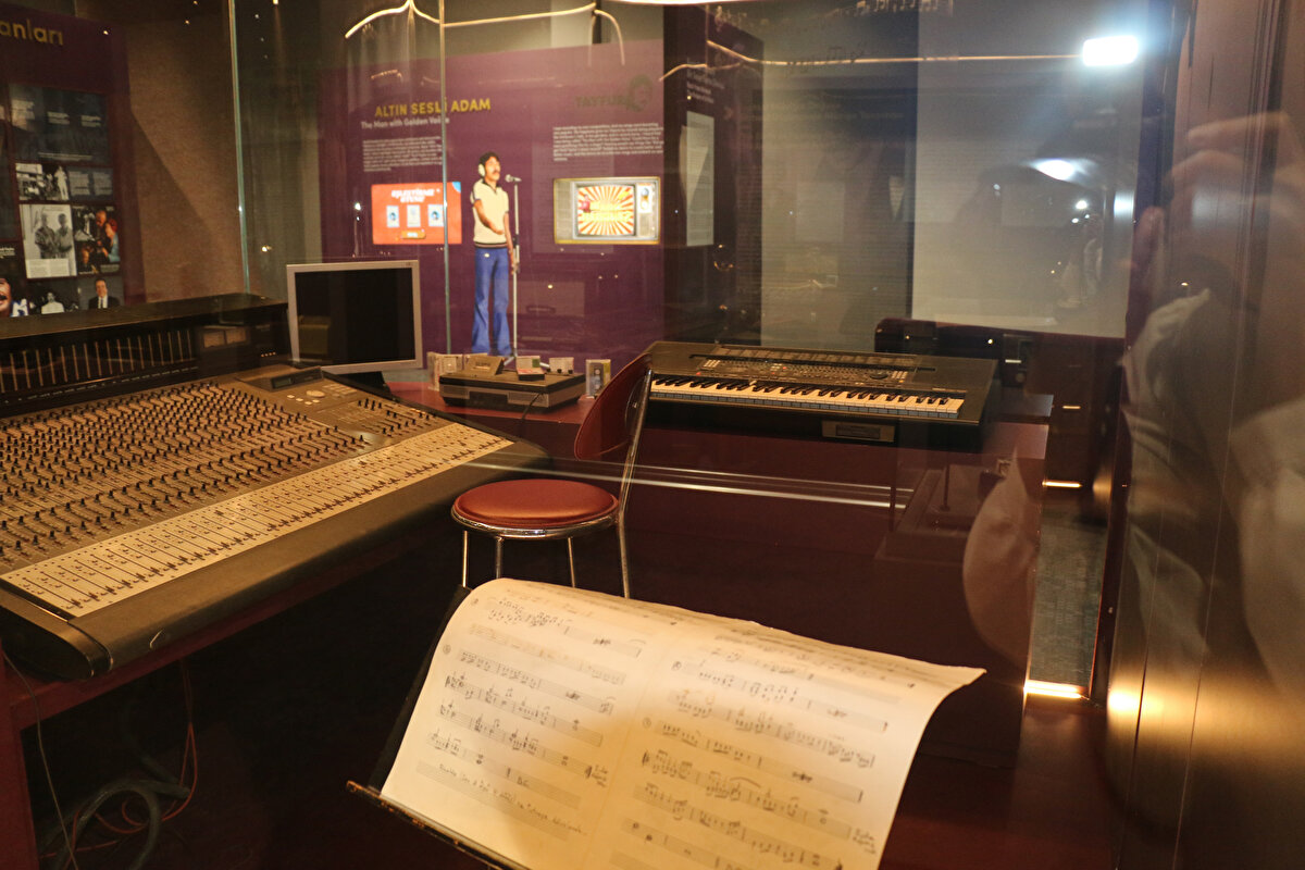 Müzenin de yer aldığı 22 dönümlük alanda, Ferdi Tayfur’un şarkılarının isimlerinin verildiği Emmioğlu Yazlık Sineması, Kır Çiçekleri Sanat Atölyesi, Nisan Yağmuru Müzik Kütüphanesi ve Sabahçı Kahvesi gibi, hem yetişkinlere hem de çocuklara hitap eden alanlar bulunuyor.