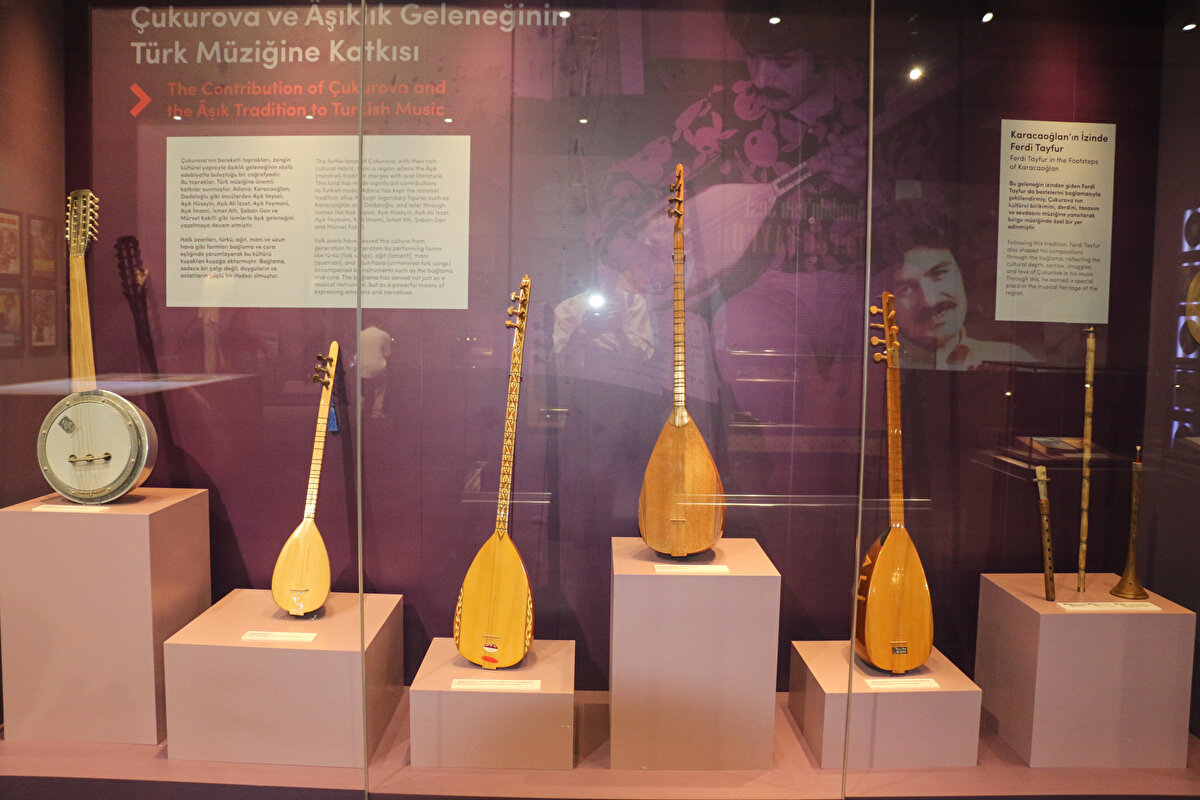 Sarıçam Belediyesince yaptırılan müzede, 2 Ocak'ta hayatını kaybeden sanatçının film afişlerinden yazdığı kitaplara, gitar ve sazından sahne kıyafetlerine kadar çok sayıda hatırası yer alıyor.