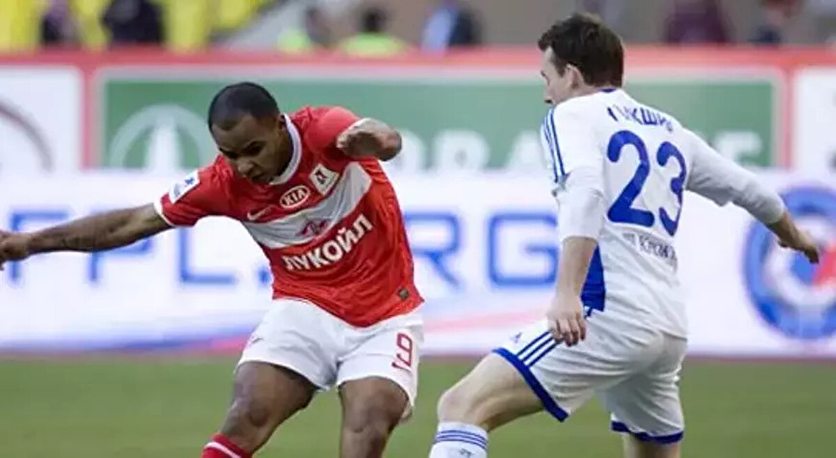 Spartak Moskova 19. dakikada Levi Garcia ile öne geçerken Dinamo Moskova, 26 ve 45+3. dakikada Bitelo'nun golleriyle soyunma odasına 2-1 önde girdi. İlk yarının uzatma dakikalarında Spartak Moskova Teknik Direktörü Dejan Stankovic ise kırmızı kart gördü.<br>