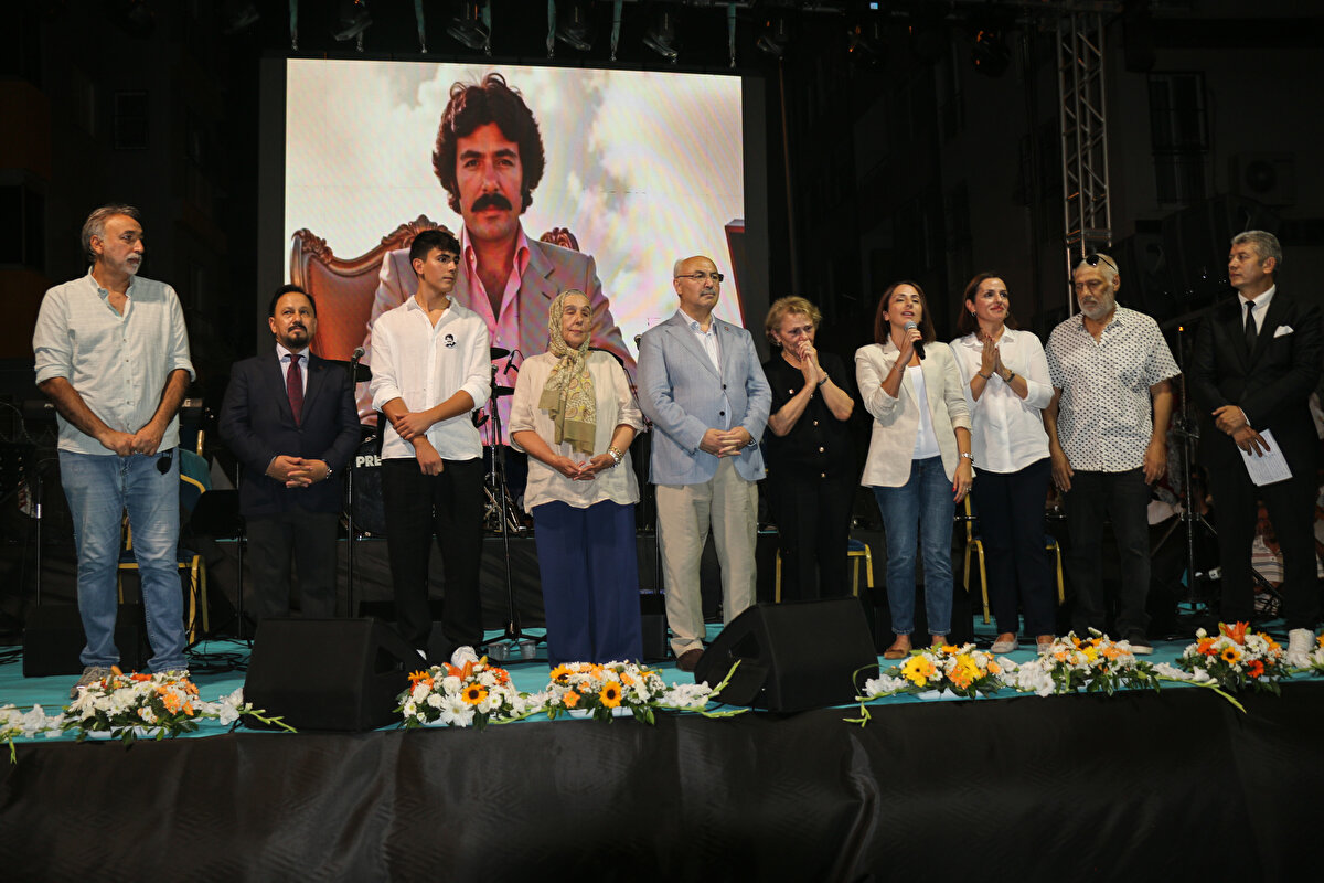 AK Parti Adana Milletvekili Faruk Aytek, AK Parti İl Başkanı Tamer Dağlı, MHP İl Başkanı Yusuf Kanlı'nın da konuşma yaptığı törende açılış kurdelesi kesildi.