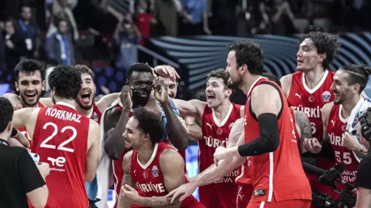 Türkiye - Almanya Maçı Ne Zaman, Saat Kaçta?<br><br>EuroBasket 2025 finalinde Türkiye ile Almanya karşı karşıya gelecek.<br><br>Tarih: 14 Eylül 2025 Pazar<br><br>Saat: 21.00<br><br>Yer: Arena Riga (Letonya)<br><br>Basketbol tutkunları, nefes kesecek final karşılaşmasını heyecanla bekliyor.