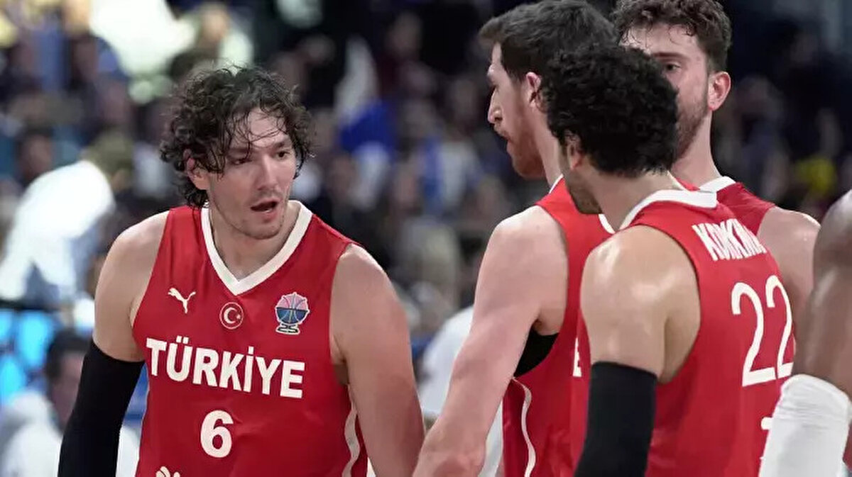 A Milli Basketbol Takımı, EuroBasket 2025 yarı finalinde Yunanistan’ı 94-68 gibi farklı bir skorla mağlup ederek finale yükseldi. 12 Dev Adam, 2001’den sonra ikinci kez Avrupa Şampiyonası finalinde mücadele edecek. Milliler, 24 yıl sonra yeniden çıktıkları finalde Almanya karşısında ilk şampiyonluk kupasını hedefliyor.