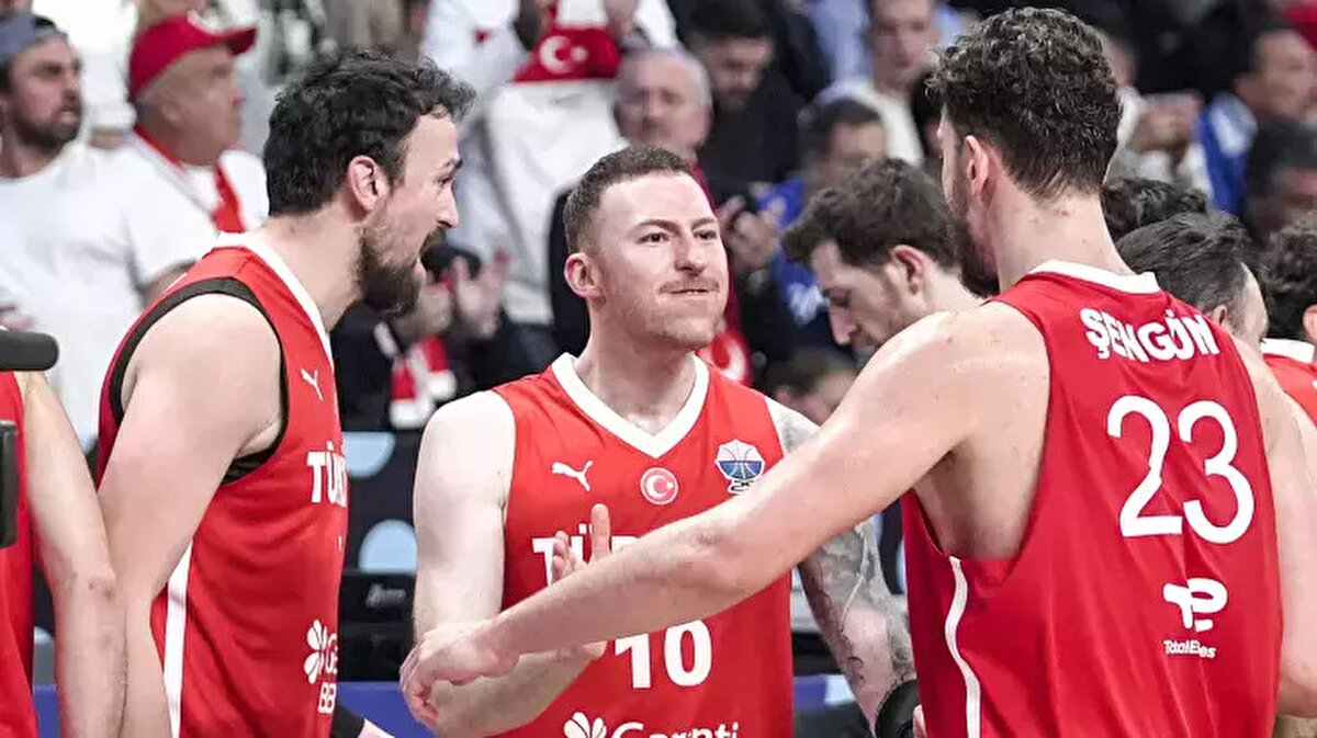 Türkiye - Almanya Maçı Hangi Kanalda Yayınlanacak?<br><br>Avrupa’nın en büyüğünün belli olacağı Türkiye - Almanya basketbol finali, TRT 1 ekranlarından canlı ve şifresiz olarak yayınlanacak. Sporseverler maçı ücretsiz bir şekilde izleyebilecek.<br><br>Ayrıca turnuvada üçüncülük mücadelesi de 14 Eylül Pazar günü saat 17.00’de Finlandiya ile Yunanistan arasında oynanacak.