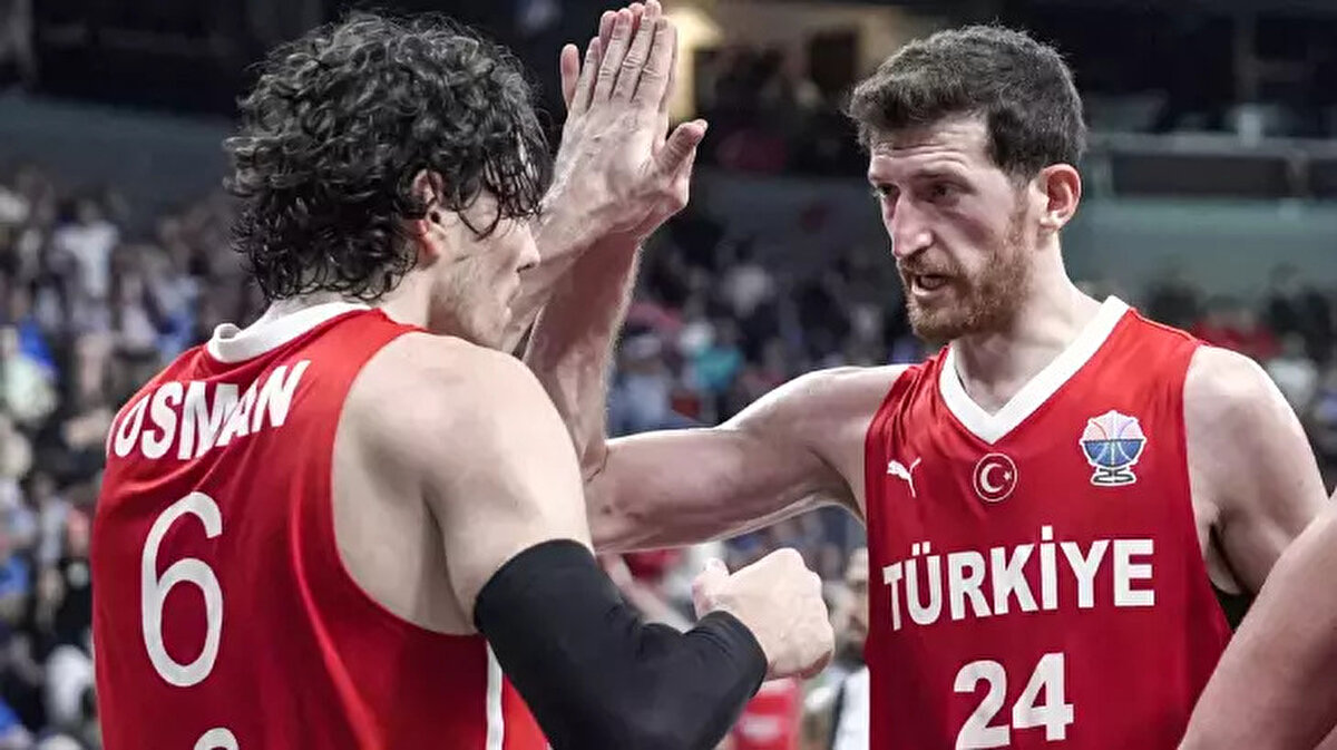 12 Dev Adam’ın Hedefi İlk Şampiyonluk<br><br>Türkiye, EuroBasket tarihinde ikinci kez finalde mücadele edecek. İlk kez 2001 yılında ev sahipliği yaptığı şampiyonada finale çıkan ay-yıldızlı ekip, Yugoslavya’ya 78-69 mağlup olarak gümüş madalya almıştı.<br><br>Milliler, Almanya karşısında galip gelmesi durumunda EuroBasket tarihindeki ilk şampiyonluğunu kazanarak tarihe geçecek.