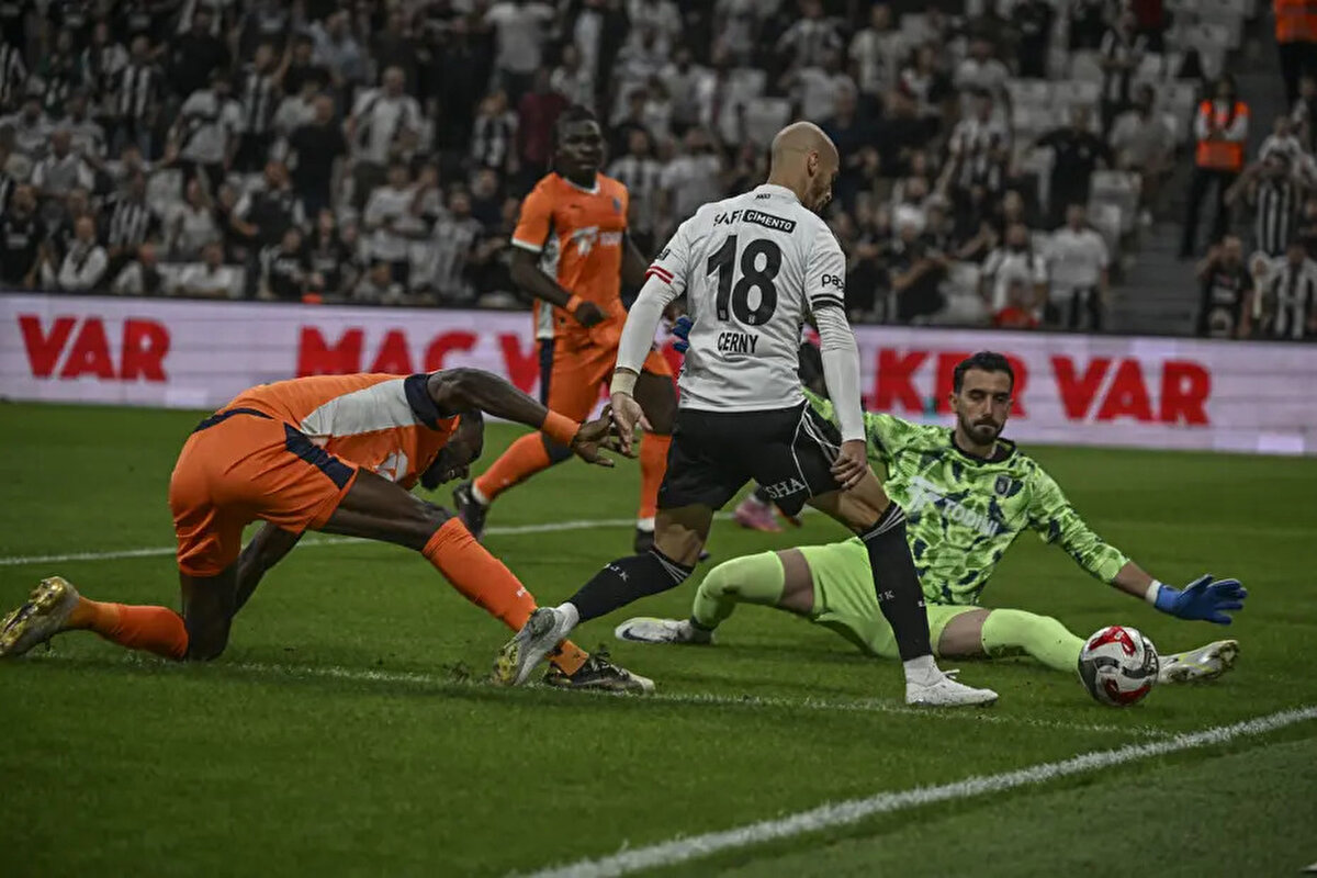 62.DAKİKA | Başakşehir'in penaltı beklediği pozisyon<br> <br>Bahattin Duran: Deniz Türüç topa vurduktan sonra Beşiktaşlı oyuncu kafasıyla bilerek oynuyor. Takım arkadaşının doğal konumdaki eline çarpıyor. Vücuduna yapışık olan eline geliyor. Diğer eline gelse dahi devamdı.<br> <br>Bülent Yıldırım: Demir Ege'nin eli doğal konumda. Ele temas var ama ihlal değil.<br> <br>Deniz Çoban: Aynı gerekçelerle ben de penaltı olmadığını düşünüyorum.