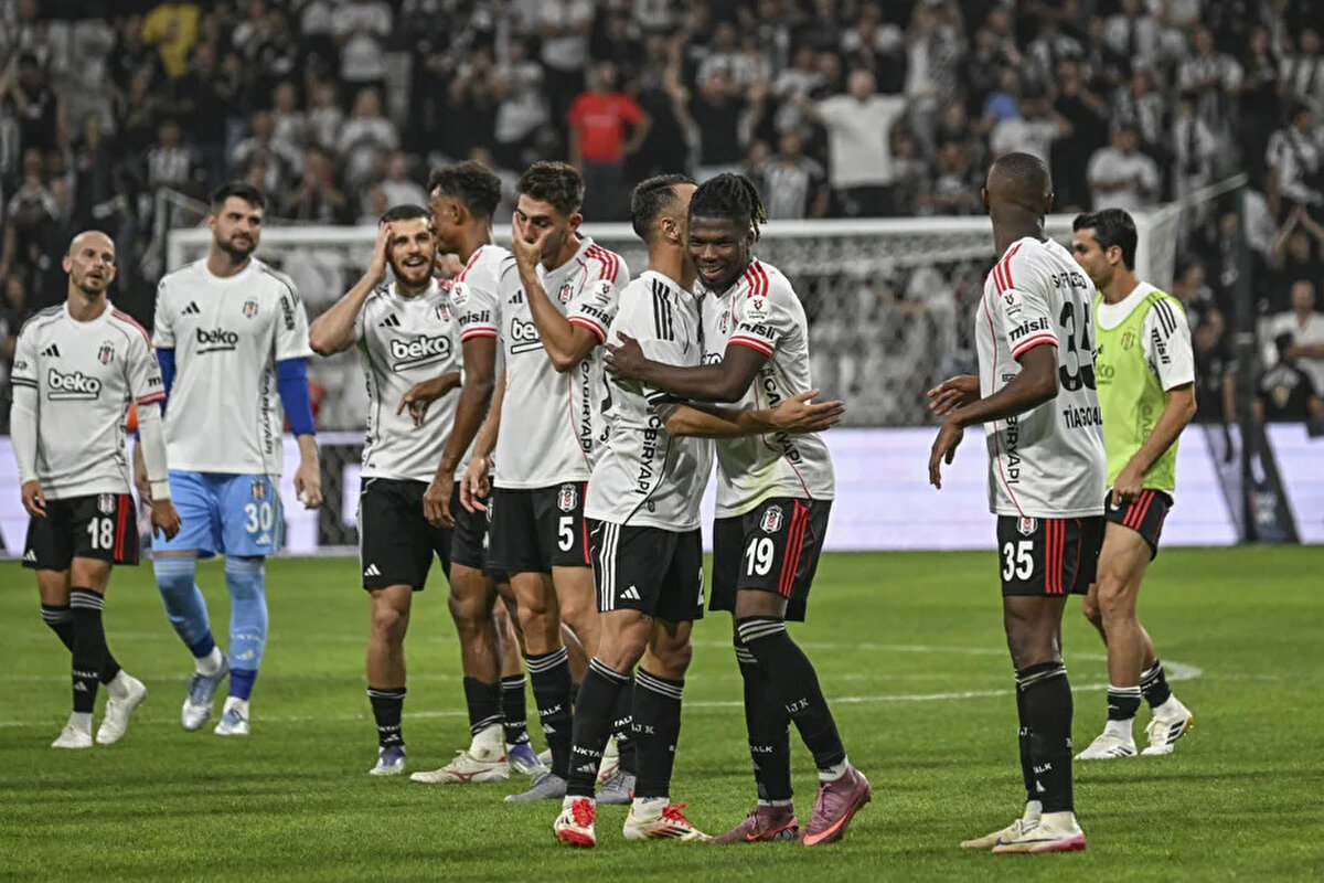 Beşiktaş, Trendyol Süper Lig'in 5. haftasında sahasında Başakşehir'i El Bilal Toure ve Cengiz Ünder'in golleriyle 2-1 yendi. Karşılaşmanın ardından beIN Trio ekibi, Beşiktaş-Başakşehir maçındaki tartışmalı pozisyonları değerlendirdi.<br>