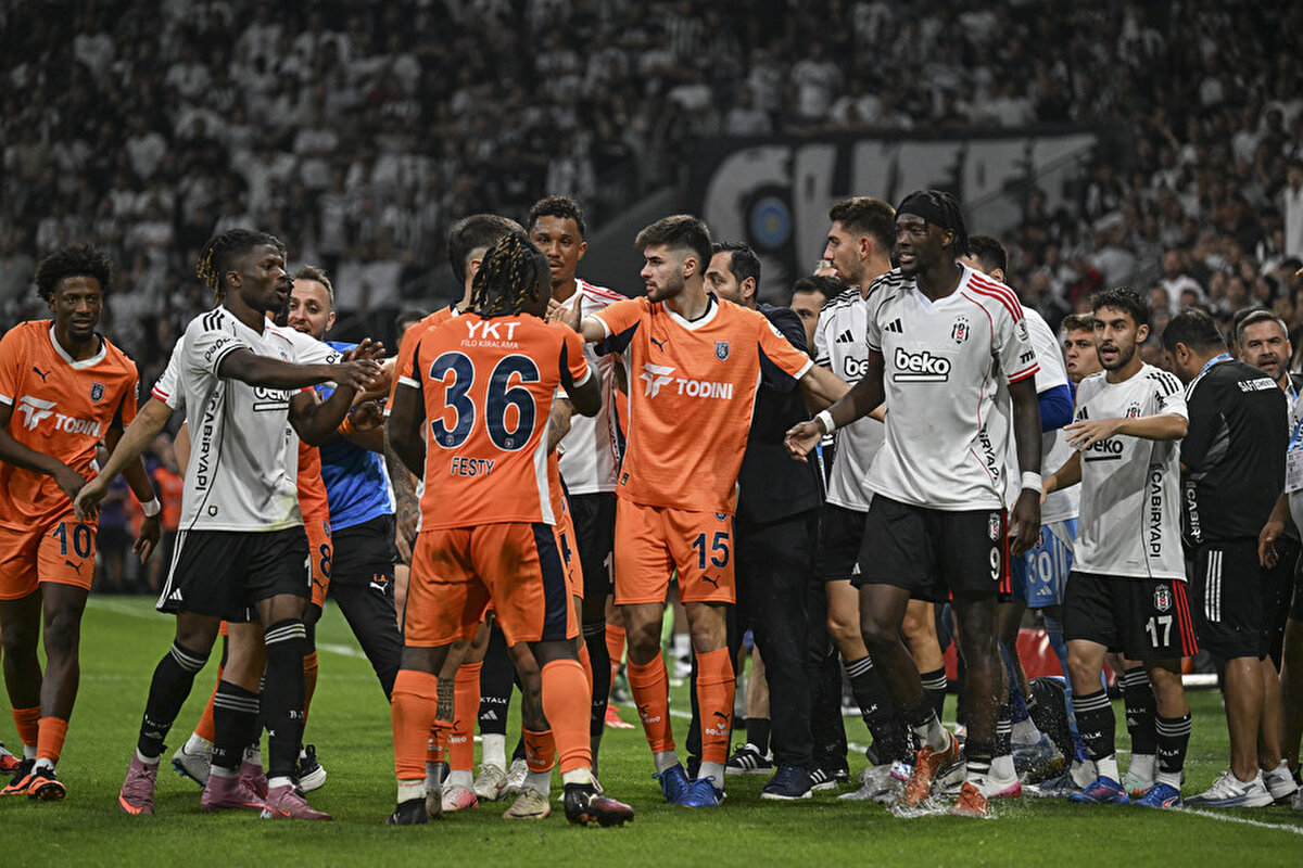 81.DAKİKA | Beşiktaş'ın penaltı beklediği pozisyon<br> <br>Bahattin Duran: Cengiz topa vurduğunda Başakşehirli oyuncunun ellerini ancak bu kadar doğal konumda olabilir. Yani çok yakın mesafeden olabilecek en doğal şekilde. Devam kararı doğru.<br> <br>Bülent Yıldırım: Devam kararında şüphe söz konusu değil. Eli gövdesinden açık değil. Top çarptıktan sonra kol savruluyor. Yakın mesafe, doğru karar.<br> <br>Deniz Çoban: Net doğru. Doğal konum. İhlal değil.