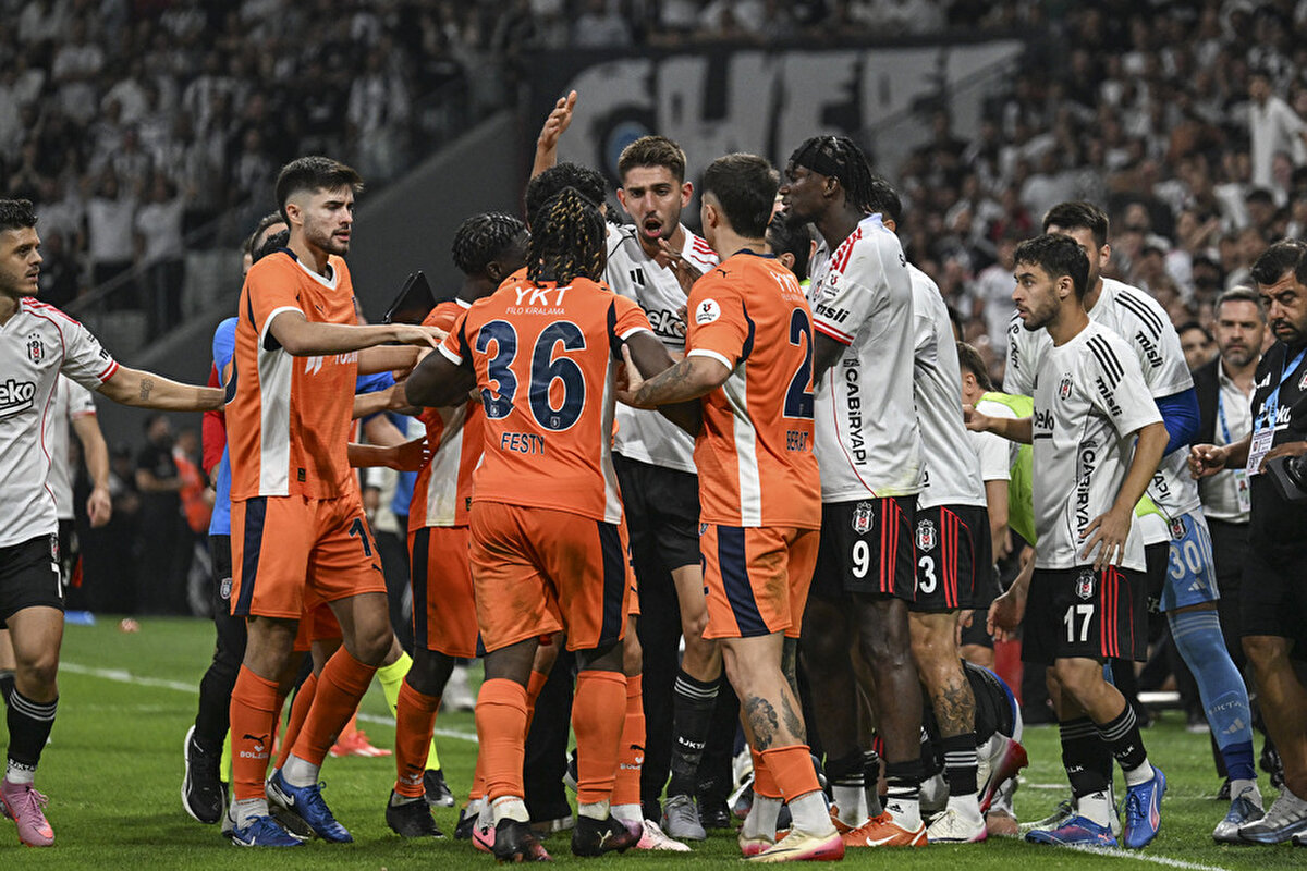 90+4' | Orkun Kökçü'nün kırmızı kartı<br> <br>Bahattin Duran: Burada her iki oyuncu da yerde kaldı. Başakşehirli oyuncu Orkun'un üzerine düştü. Can havliyle dönüyor. İki farklı yorum olabilir. Dönerken yanlışlıkla ayağı yüzüne gelmiş ya da şiddetli şekilde vurdu diyen olabilir. Orkun'un niyetini okumakla ilgili. Hakem bunu geldi ve gösterdi. Orkun'un bu hareketinin şiddetli hareket olduğunu düşüyorum dedi ve kırmızı kart gösterdi. Hakem kararına saygı duyarım bu pozisyonda kırmızı kart olduğunu düşünmesem de. Sarı karta yakınım. VAR müdahalesi yanlış.<br> <br>Bülent Yıldırım: VAR müdahalesine doğru deme şansım yok. Orkun'un yaptığı hamle nitelikli olsa tamam. VAR hakemi, hakem yerine yorum yaptı. Müdahale etmemesi gerekiyordu. Dönerken de reaktif bir şekilde reaksiyon gösterdi. Hakem kararı olsa saygı duyardım ancak VAR'ın müdahale çıtasının çok aşağıda kaldığını düşünüyorum.<br> <br>Deniz Çoban: Başakşehirli oyuncu bilerek yapıyor gibi geliyor. Bilerek yapıyorsa Orkun'u sakatlamaya yönelik hareket olur. Orkun acı içinde kıvranıyor. Hakem burada Orkun'a sarı gösterdi, neden gösterdi? Önemli olan bu. Rakibine yaptığı müdahaleden gösterdiyse VAR kararına katılmıyorum. Gerginliği başlatan veya büyüten oyuncu diye gösterdiyse müdahale etmesine itiraz etmem. Orkun'un darbesi bana göre göz ardı edilebilecek bir darbe değil. Hakem bunu görmemişse VAR müdahalesi ve kırmızı kart doğru. Eğer hakem bunu görmüş, sarı vermişse VAR yanlış. Bana göre bu harekette Orkun'a kırmızı kart çıkması gerektiğini düşünüyorum.