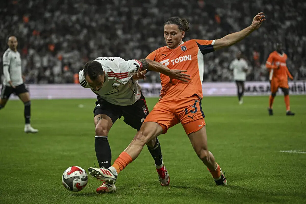 89. DAKİKA | Ba'nın gördüğü kırmızı kart<br> <br>Bahattin Duran: İkinci sarı kartı doğru bulmuyorum. Ba'nın vakit geçirmek gibi bir amacı olsa hiç oraya gitmez ki. Top, reklam panolarına çarpıp geri geliyor. Ba, topu dışarıdan alıp sahaya koysaydı farklı yorumlanabilirdi. Ben bunun oturmadığını düşünüyorum.<br> <br>Bülent Yıldırım: Burada oyunun hikayesine baktığımızda hakem oraya doğru gidiyor. Oyunun hızlanmasını istiyor. Sahada iki tane top var, oyun alanına geliyor. Ba'nın bundan haberi var mı? Soru bir. Ba'nın haberi olsa çok şey değişecek. Hangisi maç topu? Özetle yanlış bir yorum olduğunu düşünüyorum. Ekstra bir yorum yaptığını düşünüyorum hakemin.<br> <br>Deniz Çoban: Bu çok zorlama bir zaman geçirme olur. Asıl önemli olan bir oyuncuyu eksiltecekseniz, tartışmasız bir ihlal olmalı. Hakem, zaman geçiriyorsun diye ihraç etti ya, kim daha çok zaman geçirdi? Oyuncunun çıkması, oyunun tekrar başlaması... Hakem zaman kaybına sebep oldu.