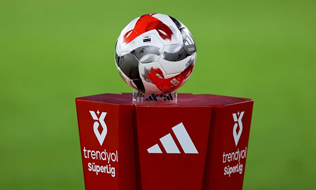Trendyol Süper Lig'de 5. hafta heyecanı devam ediyor. Ligin 5 haftası, dev bir maça sahne olacak ve Fenerbahçe ile Trabzonspor karşı karşıya gelecek.<br>