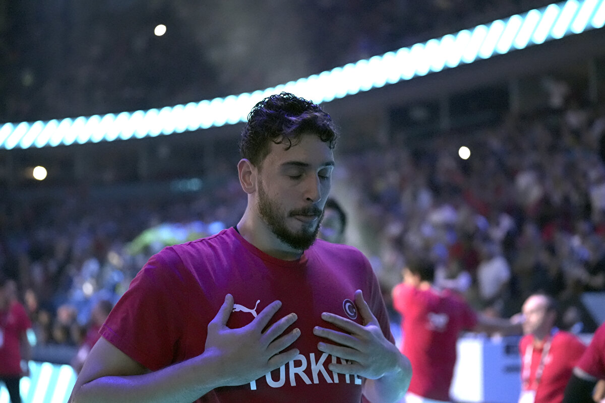 ALPEREN ŞENGÜN, ŞAMPİYONANIN EN İYİ 5'İNE SEÇİLDİ<br>​<br>Milli basketbolcu Alperen Şengün, 2025 Avrupa Basketbol Şampiyonası’nın en iyi 5’ine seçildi. Alperen, şampiyonada oynadığı 9 maçta 21.6 sayı, 10.1 ribaund ve 6.6 asist ortalamalarıyla oynadı. En iyi 5’te Alperen Şengün’ün yanı sıra Almanya’dan Dennis Schröder ile Franz Wagner, Yunanistan’dan Giannis Antetokounmpo ve Slovenya’dan Luka Doncic yer aldı.<br><br>
