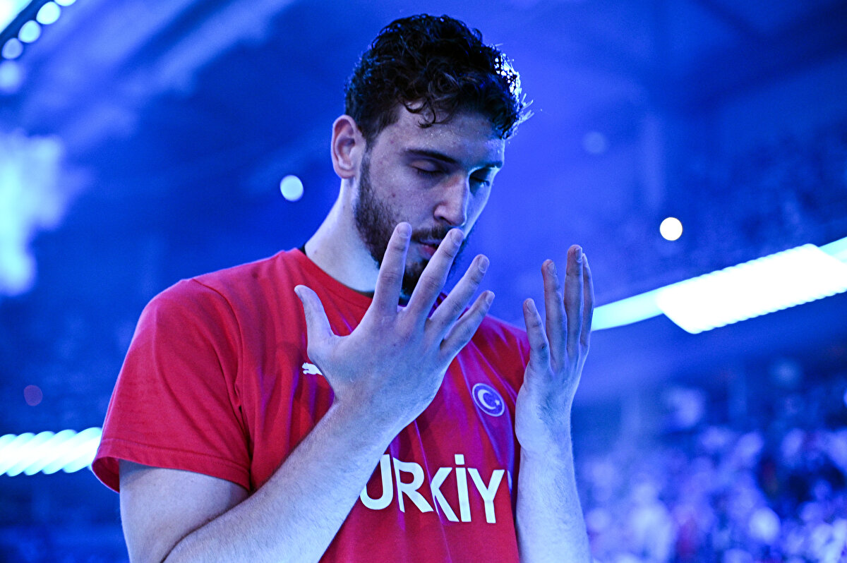 "BU BİR TAKIMIN DEĞİL TÜRKİYE'NİN YOLCULUĞUYDU"<br><br>"Bu yolculuk, sadece bir takımın değil, tüm Türkiye'nin yolculuğuydu. Gönlümdeki gururu anlatmak gerçekten zor. Her bir mücadele, her antrenman, her dakika bu ülkenin bir parçası olmanın verdiği gurur bir kez daha hissettim. Çünkü her adımda, her zaferde, her kayıpta bir arada olduk, bir olduk."<br><br>"Bizi izleyen, destekleyen vatandaşlarımıza, her zaman yanımızda olan teknik ekibimize, takım arkadaşlarıma ve aileme sonsuz teşekkürler. Bugün belki o altın madalyayı takamadık ama kazandığımız en değerli şey, bu ülkenin her bir bireyinin kalbinde kazandığımız yerdir."<br>