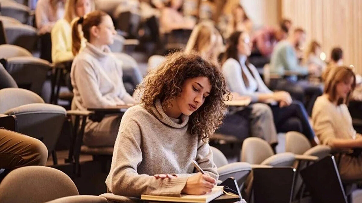 YKS ek tercih 2025 süreci, ilk yerleştirmede bir programa yerleşemeyen adaylar için ikinci bir fırsat sunuyor. Henüz tarih ve kılavuz yayınlanmadı, ancak üniversite kayıtlarının tamamlanmasıyla birlikte ek tercihlerin çok yakında başlayacağı öngörülüyor. Adayların hem ÖSYM ek tercih kılavuzu hem de boş kontenjan bilgilerini yakından takip etmeleri gerekiyor.