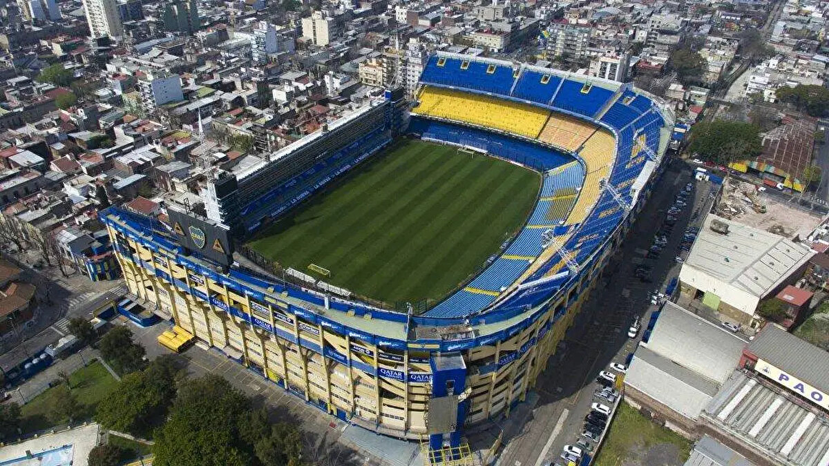 La Bombonera (Buenos Aires, Arjantin) – Boca Juniors taraftarının tutkusu stadı sallıyor.