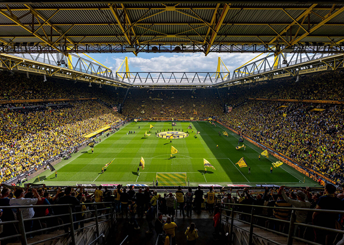Borussia Dortmund -Signal Iduna Park (Dortmund, Almanya) – “Sarı Duvar” ile atmosferin zirvesi.