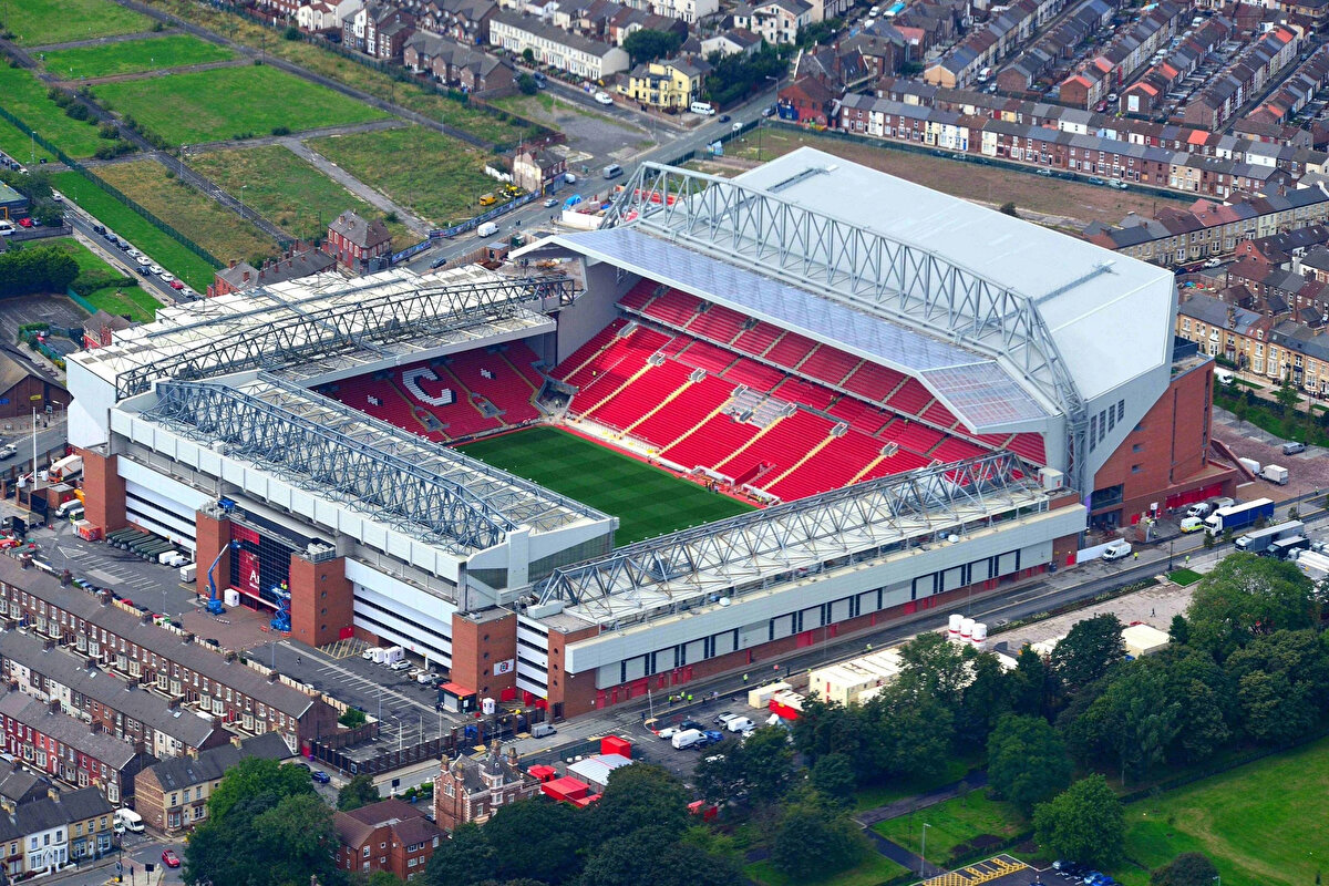 Anfield (Liverpool, İngiltere) – “You’ll Never Walk Alone” ile tüyleri diken diken eden bir stadyum.