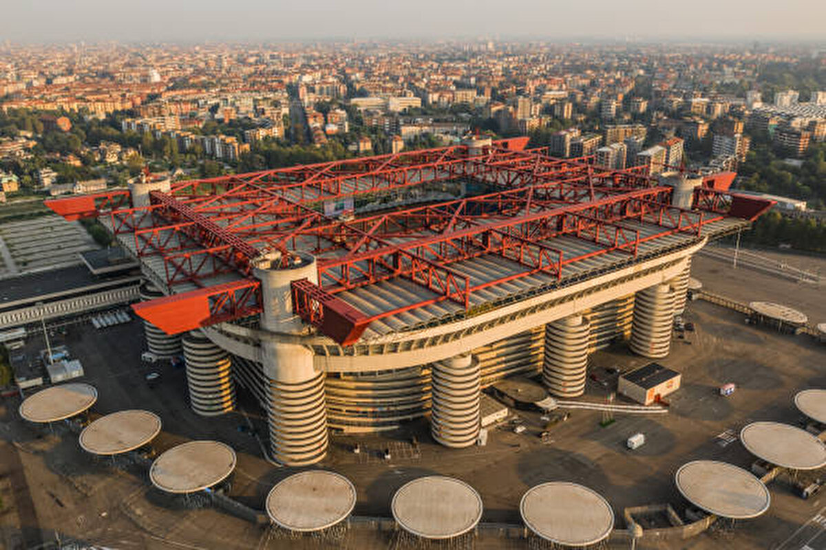 San Siro (Milano, İtalya) – Hem Inter hem Milan’ın yuvası, futbolun nostaljisi olarak bilinen bir stadyum.