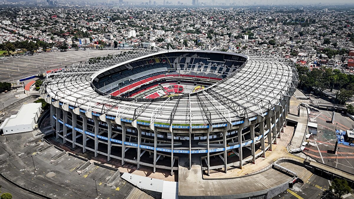 Estadio Azteca (Meksiko, Meksika): 2 farklı Dünya Kupası finaline ev sahipliği yapmış ender statlardan.