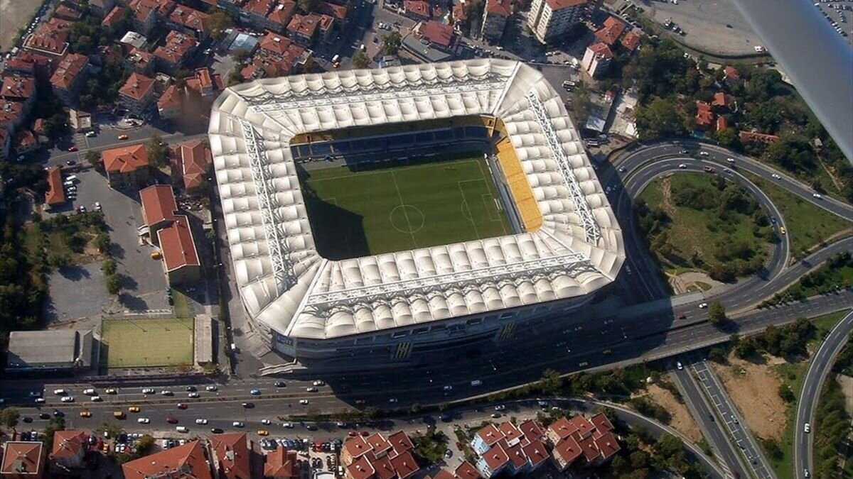 Fenerbahçe Chobani Stadyumu: Fenerbahçe'nin Kadıköy'de denize yakın ve şehirle iç içe geçmiş bir stadyum.