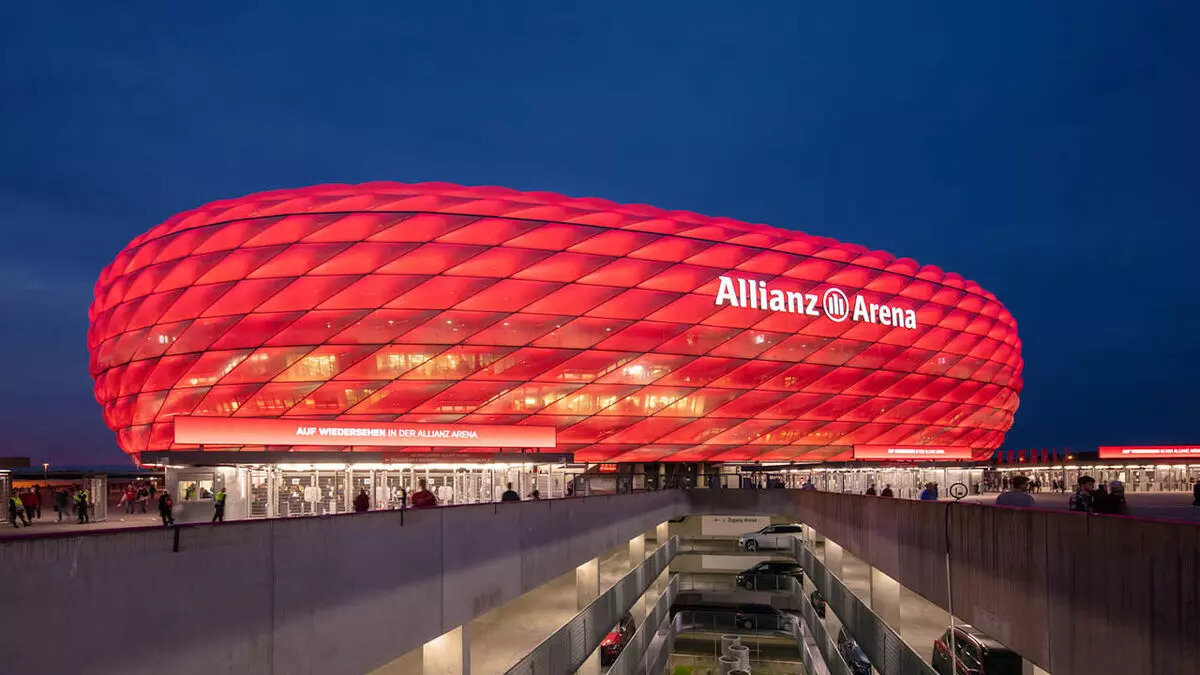 Bayern Münih - Allianz Arena (Münih, Almanya) – Renk değiştiren dış cephesiyle gece şovları dikkat çekiyor.
