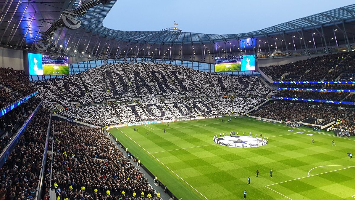 Tottenham Hotspur Stadium (Londra, İngiltere) – Avrupa’nın en modernlerinden, NFL maçlarına da uyumlu bir stadyum.